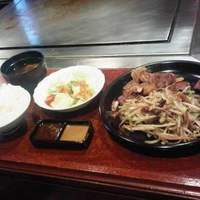 ステーキハウス松波 - ご飯、みそ汁、お新香、サラダ、ステーキのタレ２種