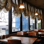 レストランハウスピーノ - 窓辺の席