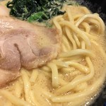 壱角家 - 麺とスープの様子。