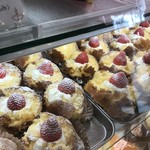 ママのえらんだ元町ケーキ - 看板商品「ザクロ」はショウケース２段目を独占しています(^^♪）美味しいですよ！（２０１９．３．１８）