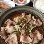 四川辣子鶏 老地方 - 豚肉野菜春雨の麻辣土鍋 950円