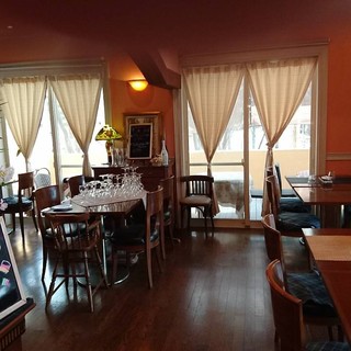 ＜テーブル席＞ゆったりした空間で緑を眺める贅沢空間＊