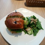 Cedele All Day Dining - PORTOBELLO & BEEF BUGER、ポテトの定位置にはサラダ、全身全霊でオシャレンティーなバンバーガーでした。