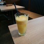 Cedele All Day Dining - 生搾りオレンジジュース、生ジュースはシンガポールでは良く見かけます。