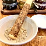 Tonkatsu TAMAFUJI - 胡麻をすります