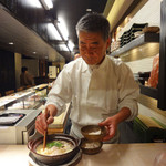 鮨でですけ - 親爺さんが取り分けると・・