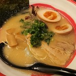 本場博多ラーメン・油そば 一号艇 - 豚骨ラーメン細麺味玉トッピング