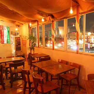 夜景も一望カジュアルな店内空間