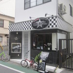 白黒のモノトーンの外観、一見するとＢａｒの様でもあるが。。。