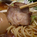 ラーメンキャロル - 分厚く切られたバラ叉焼が絶品！大ぶりの叉焼が２枚入っていましたぁ！