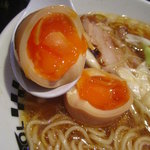 ラーメンキャロル - 完璧な仕上がりの”半熟状態”の味玉