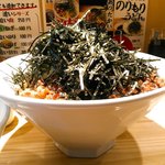 らー油肉つけうどんの南哲 - 刻み海苔も盛り盛り。