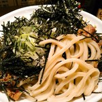 らー油肉つけうどんの南哲 - うどんとしては中太くらいの自家製麺は少しのねじれ。刻み海苔の他には斜め切りの白葱、刻み薄揚げ、かいわれ、甘辛の牛バラスライス。