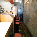 らー油肉つけうどんの南哲 - すっきりとした店内にはカウンター席１０席のみ。