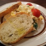 横丁のぴざ家 コロリアン - ツナと玉子のサラダ 380円