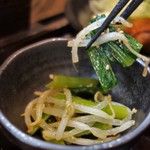 北海道旨いもの居酒屋 ヤマノキ - 小鉢、お新香、とろろ昆布汁付き