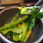 北海道旨いもの居酒屋 ヤマノキ - 小鉢、お新香、とろろ昆布汁付き