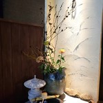 Shabusen - 季節の花々が彩りを添える、自慢の玄関です。