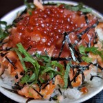 北海道旨いもの居酒屋 ヤマノキ - イクラと鮭のサーモンピンクが美しい