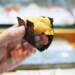 鮪の中落ちに雲丹を添えた巻物