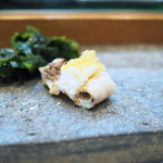 寿司栄 - まったく寝かせていない鯛の焼き霜づくりに、ブランデーで漬けたからすみを振りかけて...