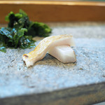 寿司栄 - １週間寝かせたシマアジを藁で燻して