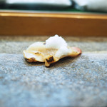 寿司栄 - 本ミル貝の炙り、橙で作った泡をそえて