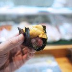 寿司栄 - 鮪の中落ちに雲丹を添えた巻物