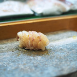 寿司栄 - シマアジの握り