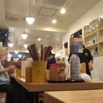 餃子市場 - 店内はファミレスっぽい感じです。