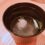 手打ち蕎麦 鴨料理 文楽 - お通し。鴨つくねのお吸い物。
これ、最初に出しちゃうなんて…！（笑）