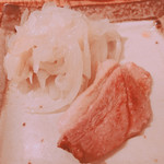 手打ち蕎麦 鴨料理 文楽 - 玉ねぎ！お店の人が焼いて、均等にお皿に分けてくださいます。