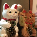 豆でっぽう - お店の中のかわいい招き猫(^ ^)