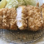 とんかつ いわい - 薄いピンク色をした綺麗な断面