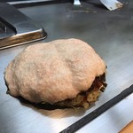 源亀 - 花見ソースのお好み焼き(大和芋のトロロで作ったふわっトロの雪見ソースに明太子を入れたもの)