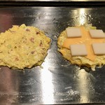 京屋 - 桜の塩漬けのお好み焼き＆餅とチーズのお好み焼き