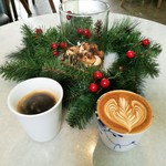 KOPENHAGEN CAFFEE - HOTドリンクは上品なロイヤルコペンハーゲンで提供、美しいブルーのハンドペイント