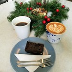KOPENHAGEN CAFFEE - 左はロングブラックRM10.00、右はカプチーノRM12.00、ブラウニー（ホワイトチョコ＆クランベリー）RM10.00