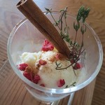 草々徒 - あたたかい桃とアイスクリームのシナモン添え