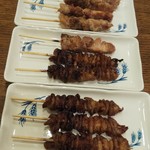 井上商店 - 焼き鳥 かわ(たれ)90円×5本、もも(塩)90円×5本を並べてみました(2019.03.18)