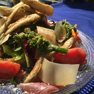 メインに負けないくらいフレッシュな野菜をたっぷり盛ったひと皿