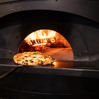 Enjoy pizza baked in a wood-fired oven with carefully selected dough!