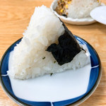 中華そば波 - サービスのオニギリ