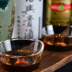 Hamayuu - 紹興酒・手前より15年、10年、5年熟成。香りもいっしょにぜひ、楽しんでください。利き酒セット890円（税別）。