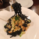 クアドリフォーリオ - 海老のラグー・イカ墨の手打ちパスタ
