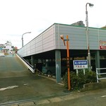 Sagamihara 欅 - この大きな立体駐車場の２階に２台分の駐車場あり。お店の向かいの細めの道を入り、２つ小さな交差点を渡った先、左手。