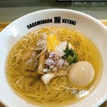 Sagamihara 欅 - 【本日限定】淡麗煮干塩らーめん  ８５０円(税込)と味玉１００円  ほろほろの豚バラチャーシューとさくさくとした歯切れの鶏チャーシュー、メンマ、白葱、青葱、柚子の皮、紫玉葱。
