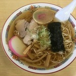 元祖十文字中華そば マルタマ - 基本の中華そば。スープがめちゃめちゃ澄んでます～！