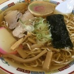 元祖十文字中華そば マルタマ - かんすいを使わない独自の食感が楽しい細めの縮れ麺。