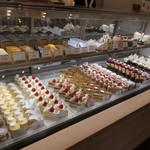 パティスリートレカルム - ケーキショーケース全景